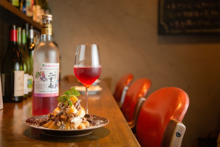 クリームチーズと醤油などで和えた柿のくるみチーズ和え550円、「いわて二重奏」グラス770円。
