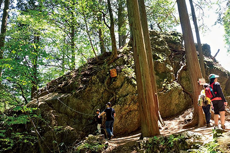 七代の滝から鉄の階段を上がっていくと天狗岩がある。岩の上に登れるが、落ちないように。
