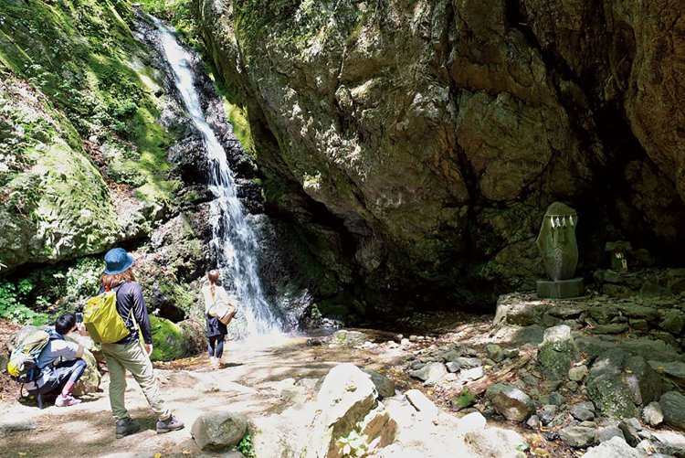 落差10mの綾広の滝。禊の神事が行われている。