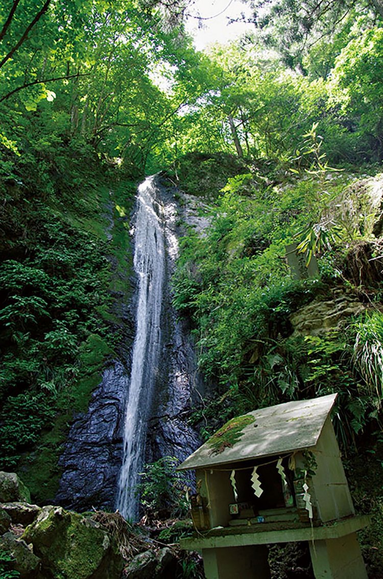 落差21mの綾滝。音もなく静かに落ちる様子が綾織物を垂れ下げたように見える。