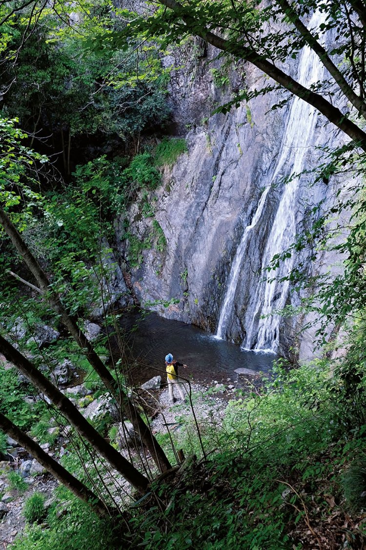 コース上、一番大きな天狗滝。巨大な岩壁を落ちる滝は落差38mもある。
