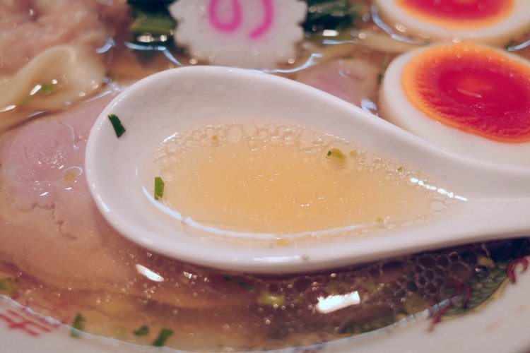 煮干し、昆布、しいたけ、あさりで出汁をとり、白醤油と合わせた濁りのないスープは心が洗われるようなおいしさ。山椒のオイルと削った山椒の実で演出するすっきりとした風味が印象的。