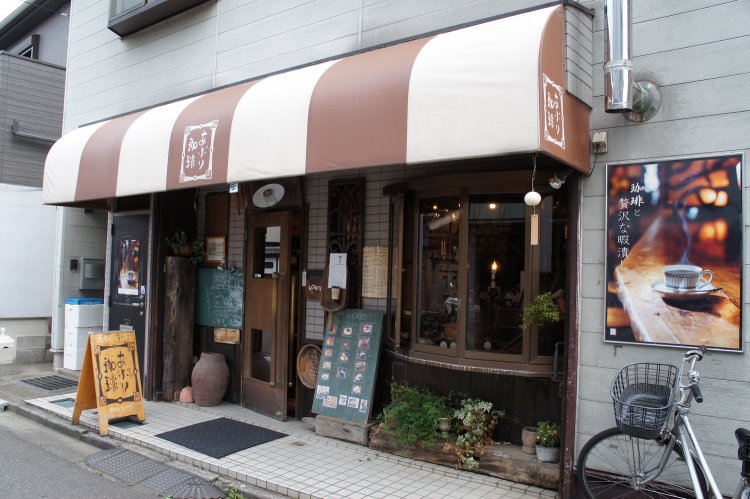 どこか懐かしい雰囲気を残す、落ち着いた色味の店。