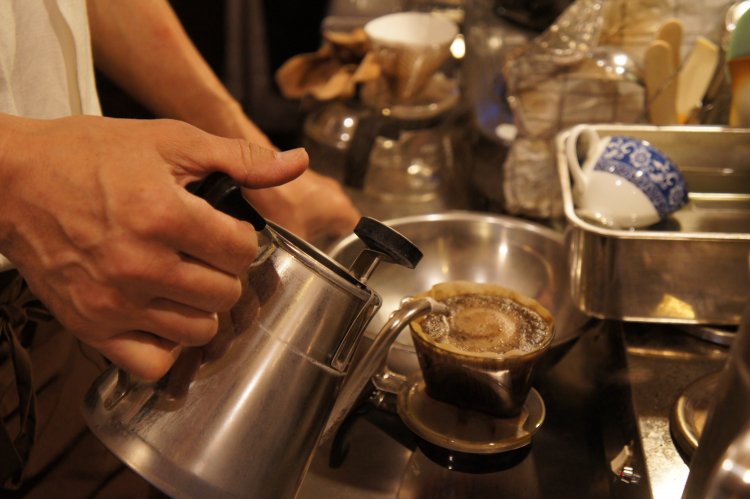 注文を受けてから、店主がハンドドリップで淹れる。