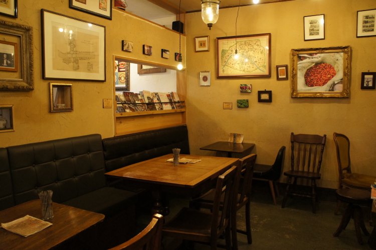 セルフビルドで仕上げた店内。店主、林さんのセンスが光る。