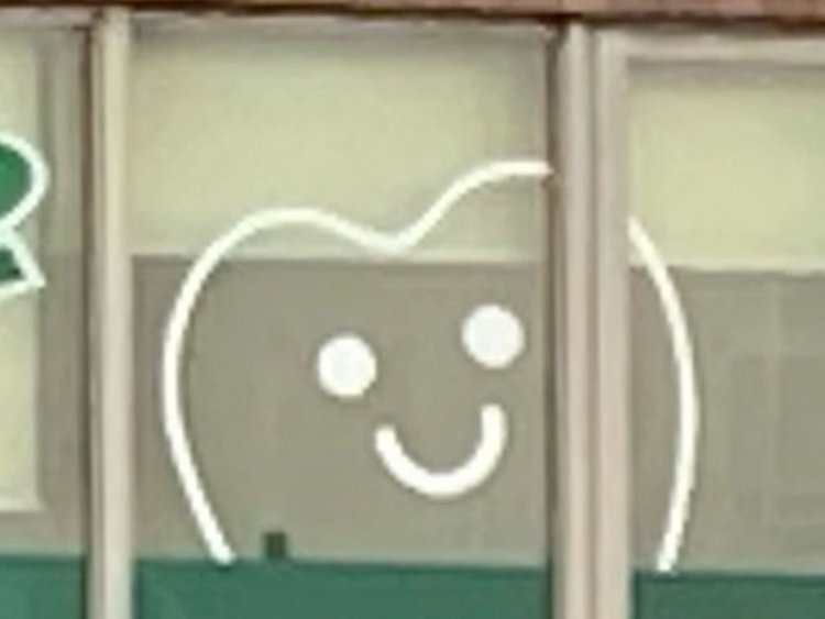 窓から覗く笑顔の歯（矢野口・2021年）