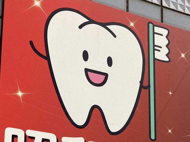 ただただ歯ブラシを持たせたいがために付けられたとおぼしき手（下北沢・2021年）