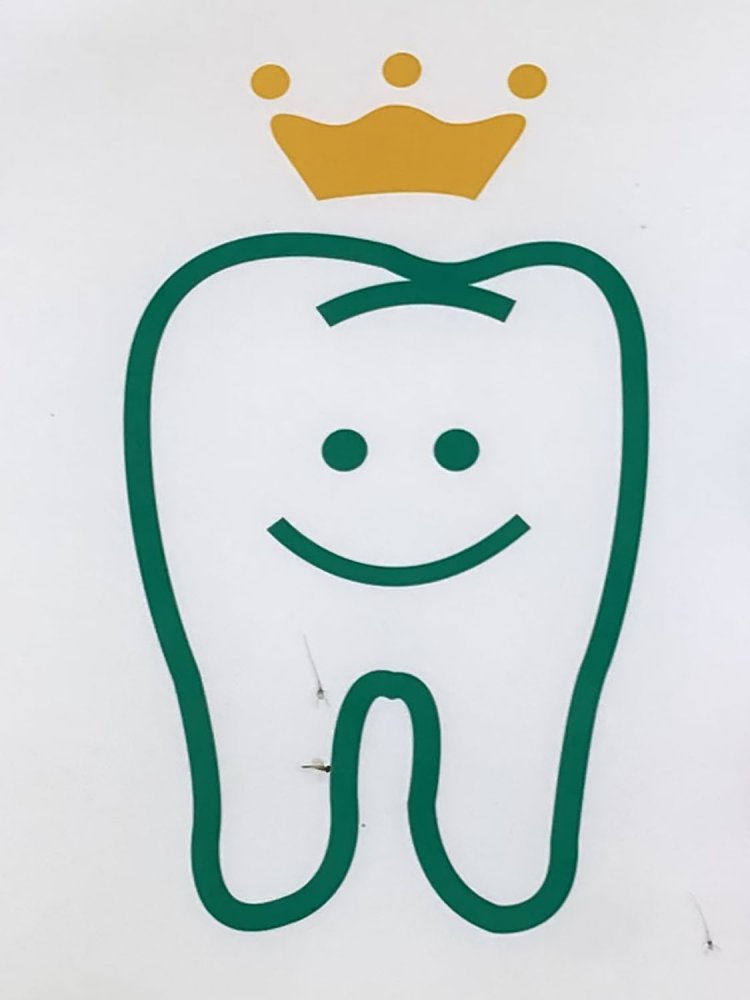 シンプルな笑顔の上に王冠が付いて、個性的な歯（府中・2021年）