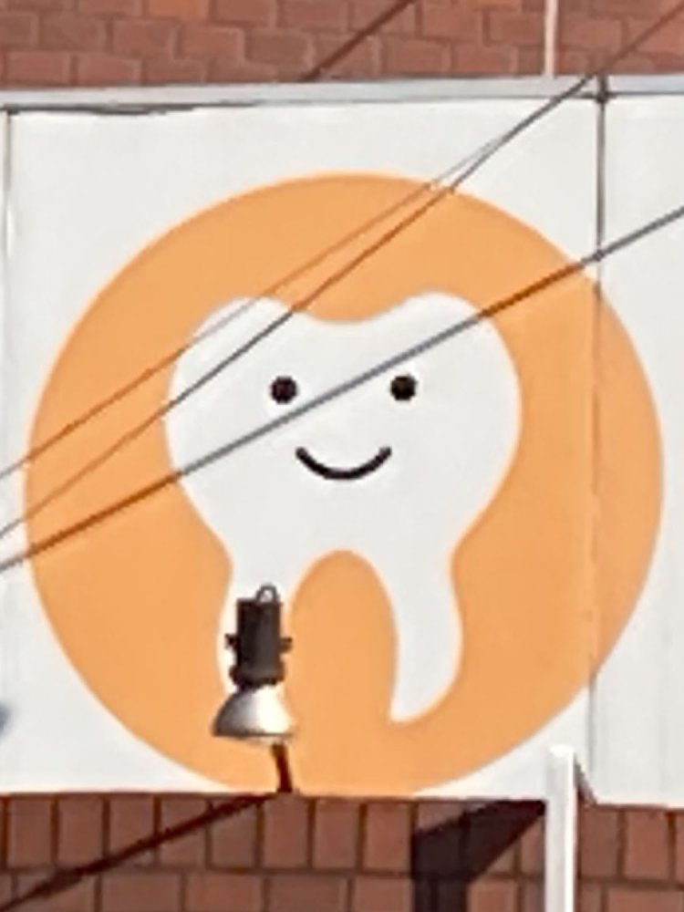 電車から見えるところにある看板。一目で歯医者とわかるキャラ（千歳烏山・2021年）