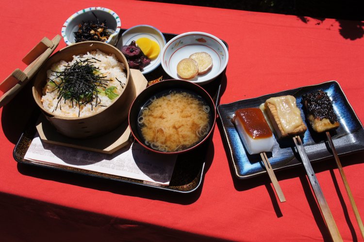 店蔵御膳1580円。「蔵飯」と「田楽」のボリュームあるセット。それぞれ単品での注文も可能だ。