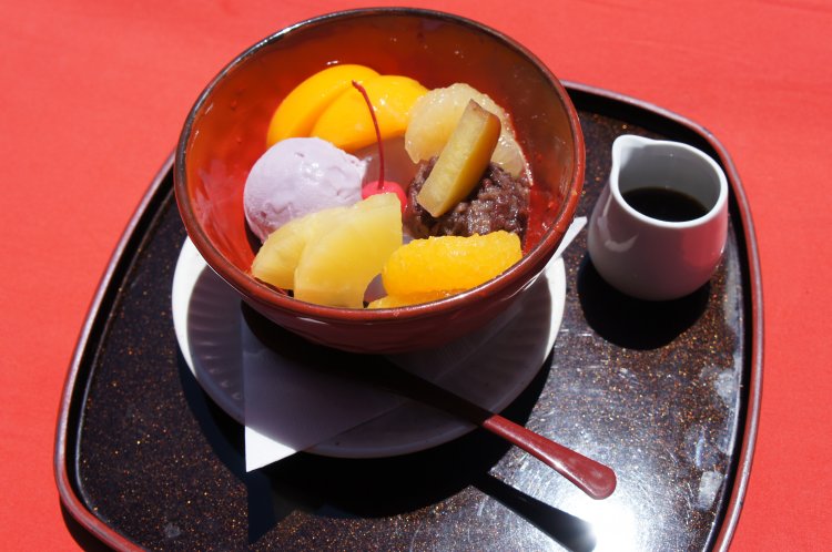 芋クリームあんみつ800円。お好みで黒蜜をかけて。