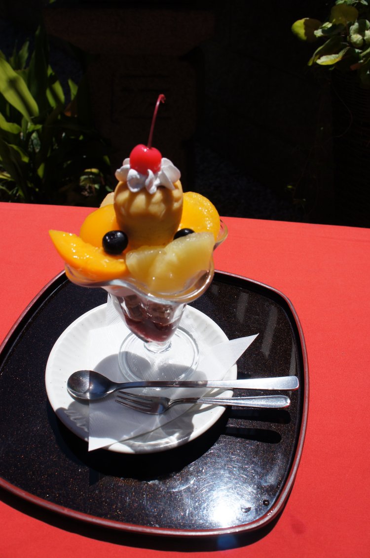 店1番のメニューべにあかパフェ770円。たっぷりのボリュームでお腹も大満足。