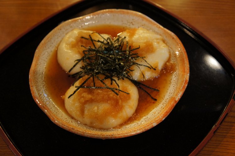 からみ餅640円。箸で持ち上げると、驚くほどのびる柔らかさ。