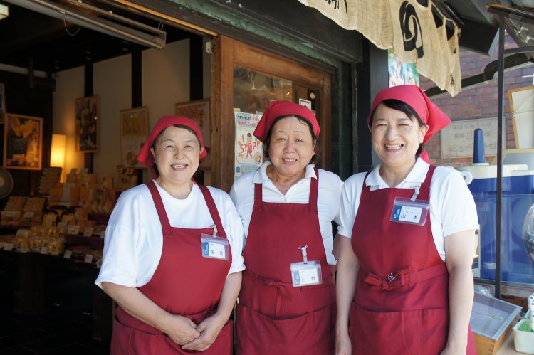 明るく快活なスタッフ。左から浅見さん、上野さん、山本さん。70代で現役の方も。