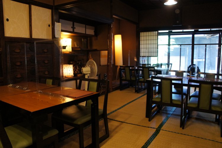 風情漂う喫茶スペース。文化財として丁寧に維持されており、重厚な歴史を感じる。