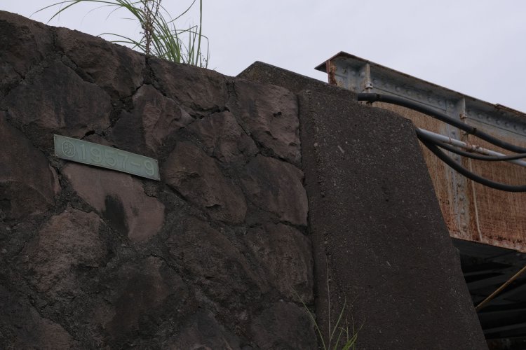 橋梁の傍らの石垣には1957年9月というプレートがあった。補修工事をした年月だろうか。