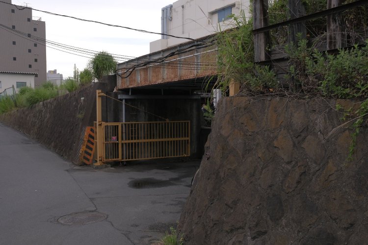 瑞穂橋へ近づくところにある小さな橋梁。倉庫への往来と敷地内に入るため橋梁へは近づかないほうがいいだろう。