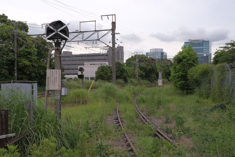 使用停止となった入換信号機。看板には線路内立入禁止の旨が旧仮名使いで書かれていた。