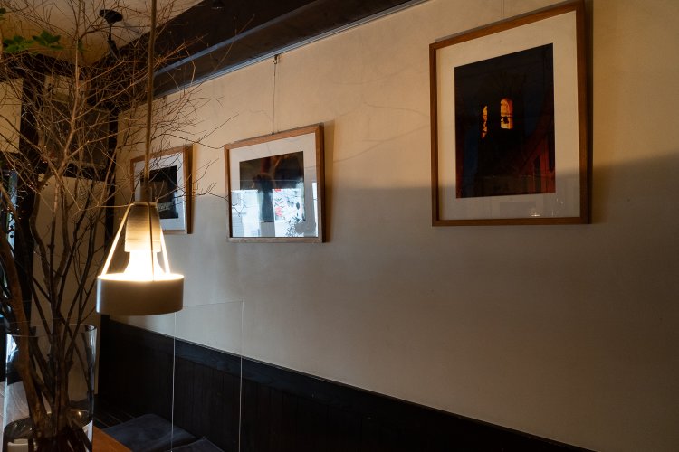 壁にかけられた写真は真中さんがフランスで撮影したもの。