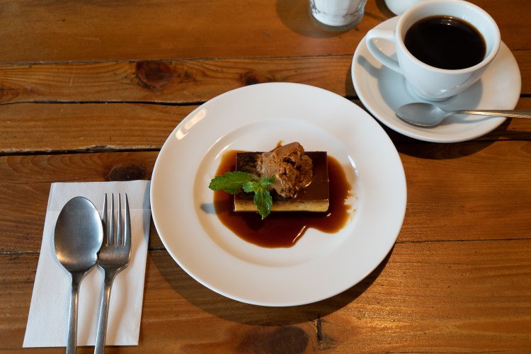 ランチはコーヒーが220円、デザートが330円でセットに出来る。カラメルプリンは、苦味が特徴のカラメルアイス付き。