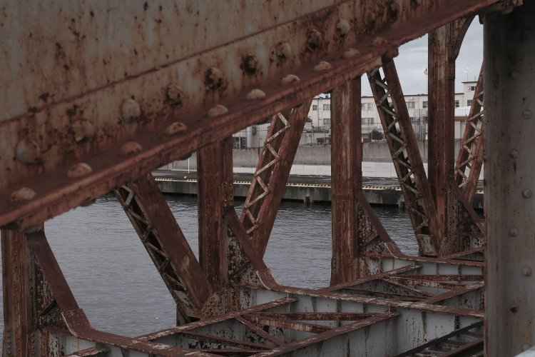 上弦材越しにシングルレーシングの斜材と溶接の床組をみる。