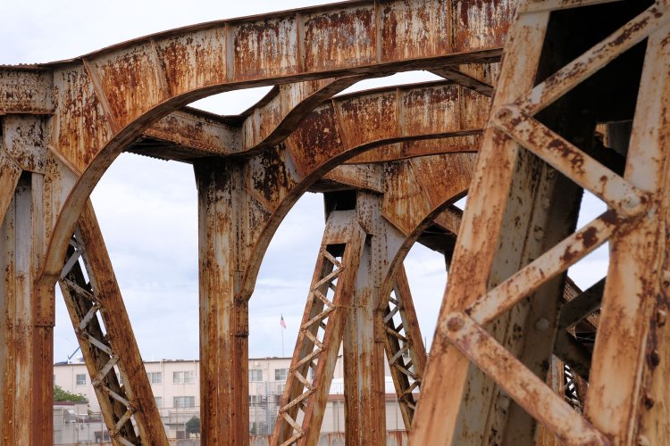 対傾構は溶接。錆びてみにくいが表面はリベットもなくツルッとしている。