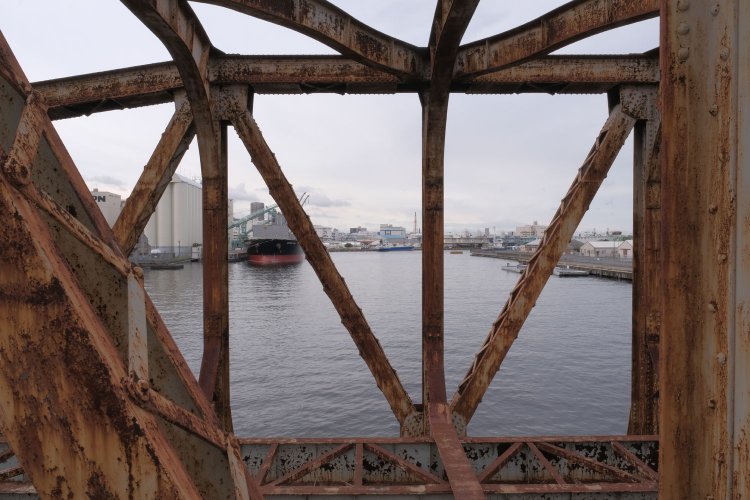 トラス中心部の対傾構と斜材。