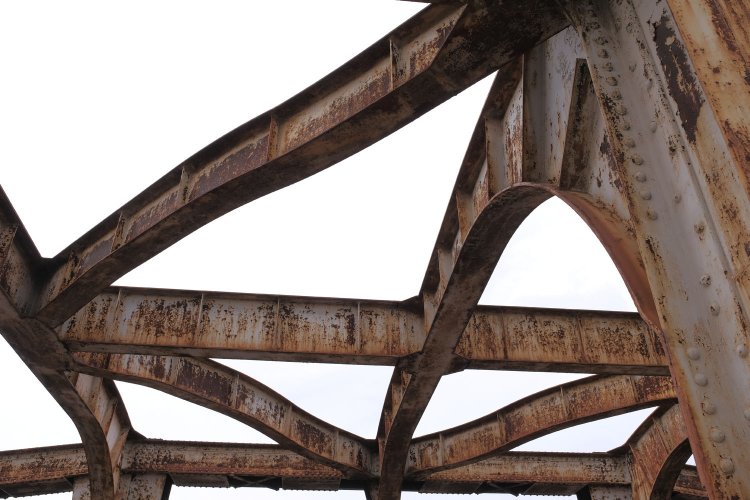 見上げると横構が確認できる。一瞬目の錯覚かと思ったがたしかに歪んでいるような曲面部分がある。