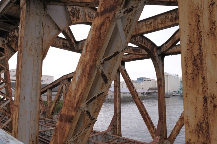 斜材はシングルレーシングで組まれている。細長い板材をジグザグに繋げているのが特徴。ダブルレーシングだと靴紐のように板材を交差させている。