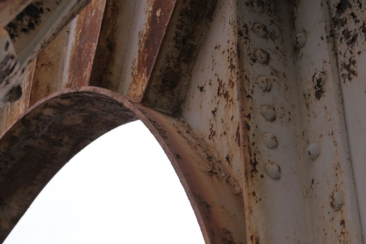 対傾構(たいけいこう)の拡大。溶接構造がわかる。