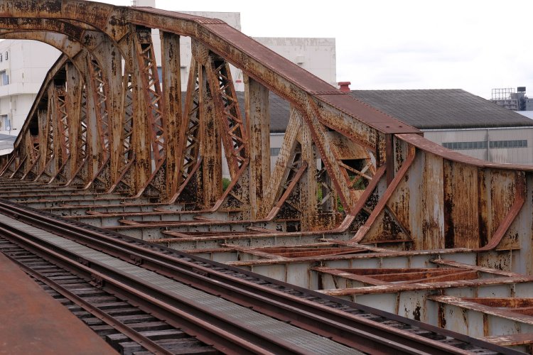 橋を渡って振り向くと瑞穂橋を構成する部材の種類が凝縮して見えた。