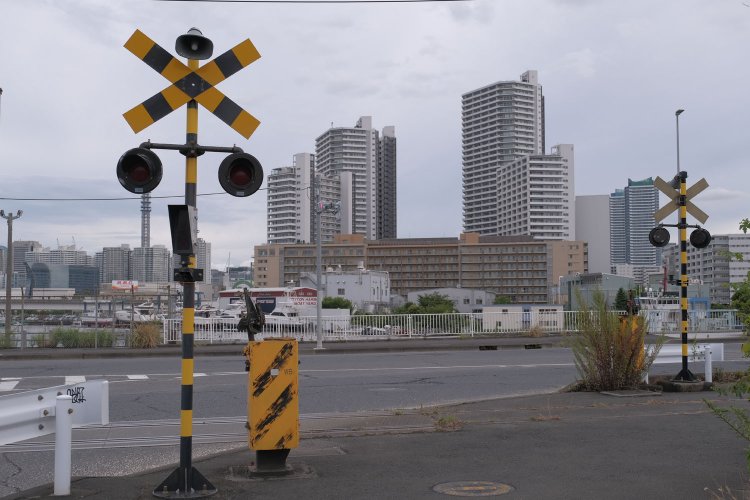 踏切跡から望む高島町の高層マンション群。向こう側は別の世界だ。