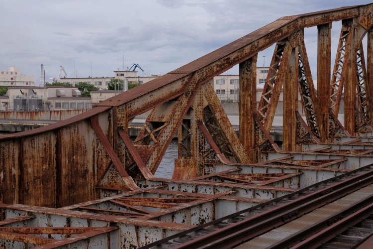 プレートガーダーの上部がなだらかな曲線を描いてトラスへと続いている。一体感あるデザインが美しい。溶接構造とリベット構造がミックスされている部分。