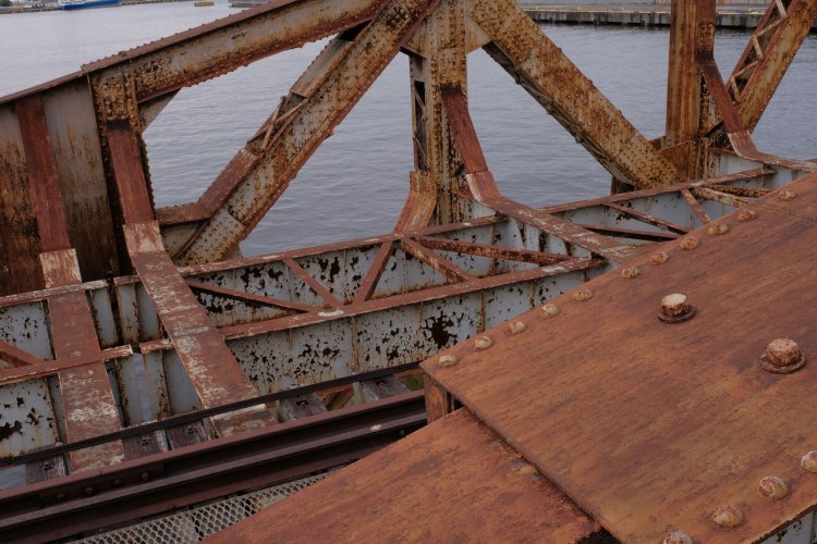 床組(ゆかぐみ)もはっきりと観察できる。手前は主桁(左)とトラスの上弦材と呼ぶ部分の接合箇所。