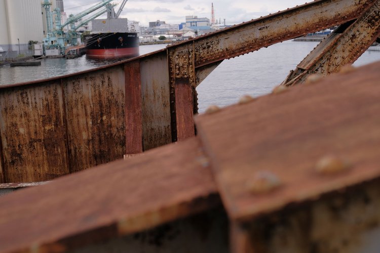 プレートガーダーとトラスはピタッと隙間なく接合している。