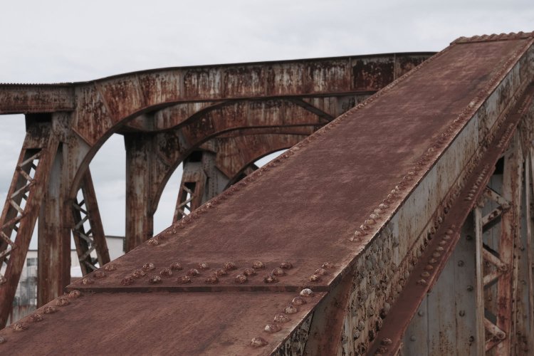 トラス部分をみる。上弦材はリベットがずらっと整列している。後ろの門形の対傾構(たいけいこう)は溶接構造である。
