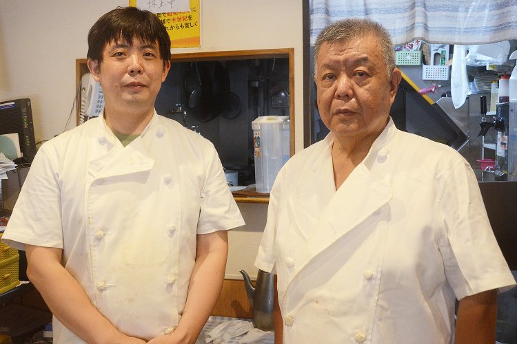 お話を伺った2代目主人の中山隆一さん（右）と3代目を継ぐ息子の整さん（左）。親子2人のタッグで調理場を仕切っている。
