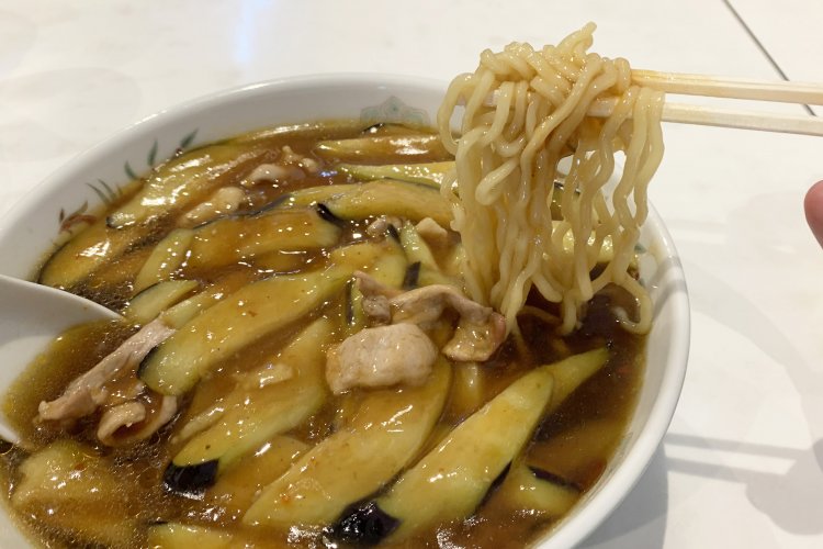 「あんかけがちゃんと絡むように」ということで、麺は中太のちぢれ麺を使用。なすのあんが絡んだ麺は通常のラーメン以上に旨味がアップ。