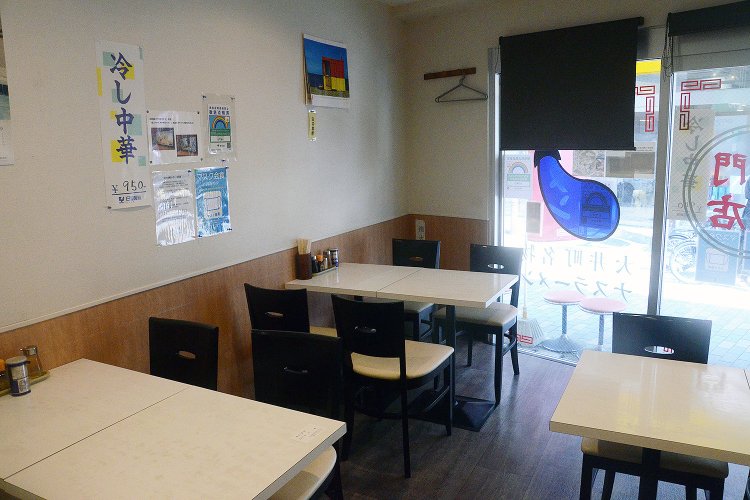 店内は4人掛けのテーブルが5卓ほど。小さい子供を連れたファミリーの来店も多いという。