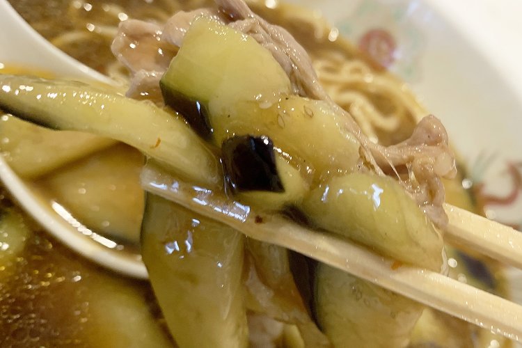 丼一面に覆われたナスはどこを食べてもシャキシャキ。豚バラ肉との相性もバッチリ！