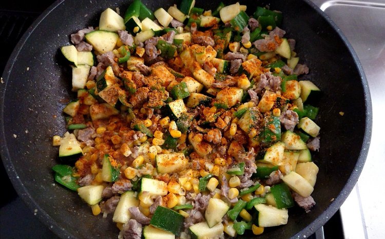 カレー粉を入れる