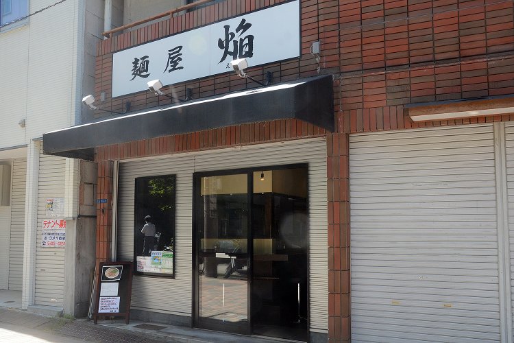 まるで日本そば屋のような雰囲気の外観。スープ切れで本来の営業時間よりも早く店が閉まることもしばしばだとか。