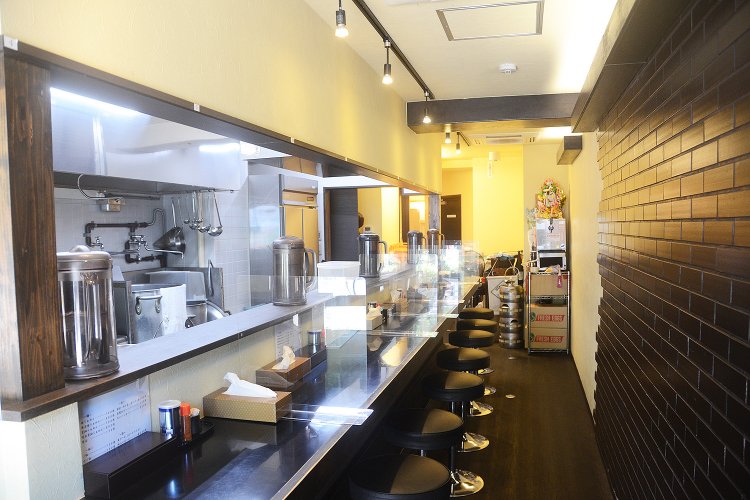 店内はカウンター席が12席ほど。後ろのレンガ調のタイルは「前の店舗のオーナーが残していった」とのこと。