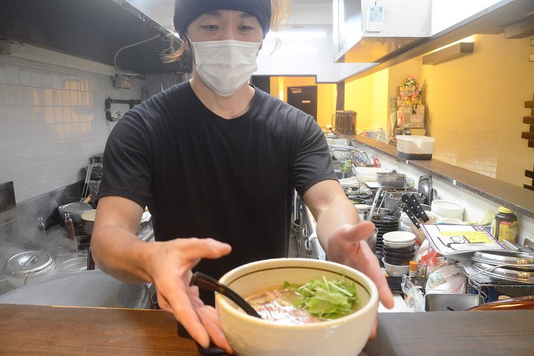 「へい！お待ち」とばかりにラーメンを提供してくれた西川さん。普段はスタッフと合わせて2名で店を営業しているという。