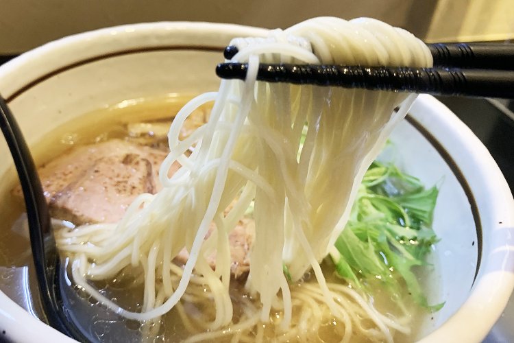 麺はストレートタイプを使用。24号という太さは博多の豚骨ラーメンよりも若干太いくらいのもの。繊細な味わいのスープに合うよう、細めの麺を選んでいる。