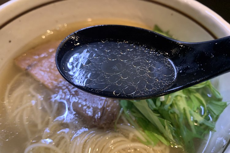この透き通ったスープに注目！　脂っこさともしつこさとも無縁で何杯でも飲めてしまいそうなほどだ。