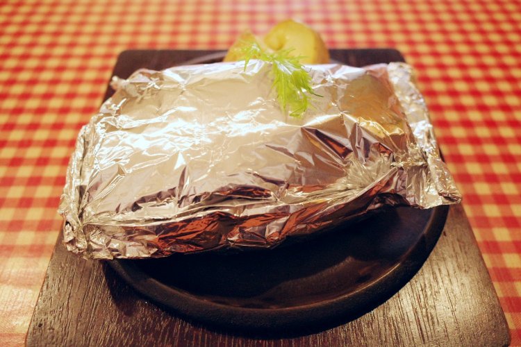 ビーフシチューがけあいだハンバーグセットはスープとライス付きでランチ価格1000円。土日なら950円。パンパンに膨らんだアルミホイルに胸が高鳴る。