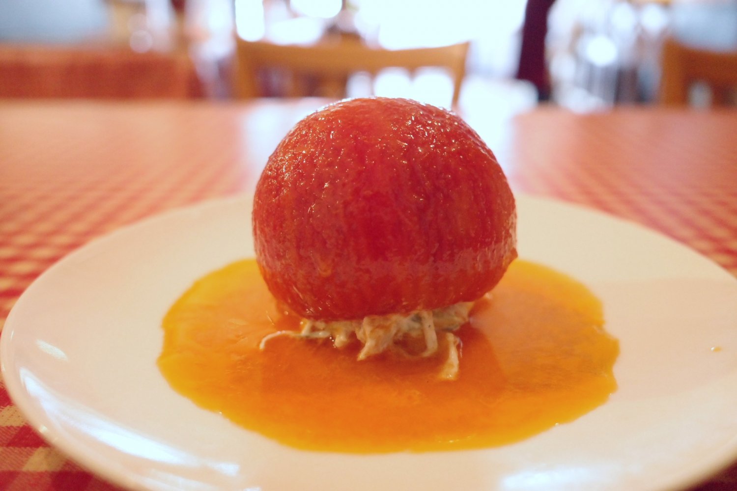 ランチタイムにプラス250円で食べられるトマトのファルシーサラダ。