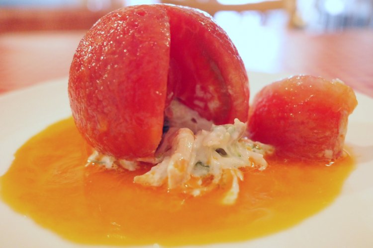 ごろんと丸ごと提供されるトマトを切り分けながら食べよう。さわやかなサウザン・アイランド・ドレッシングも自家製だ。