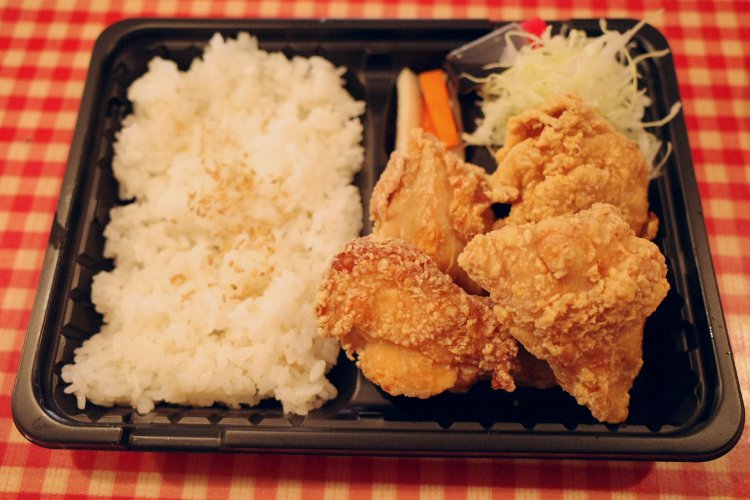 リピーターが多い鶏の唐揚げ弁当。大きな唐揚げが4つ入って550円。冷めてもおいしい。